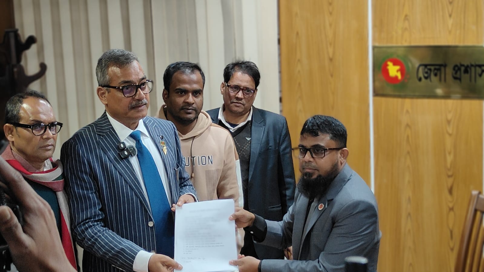চাঁপাইনবাবগঞ্জ-৩ আসনে বিএনপির মনোনীত প্রার্থী হারুনুর রশিদের মনোনয়নপত্র জমা