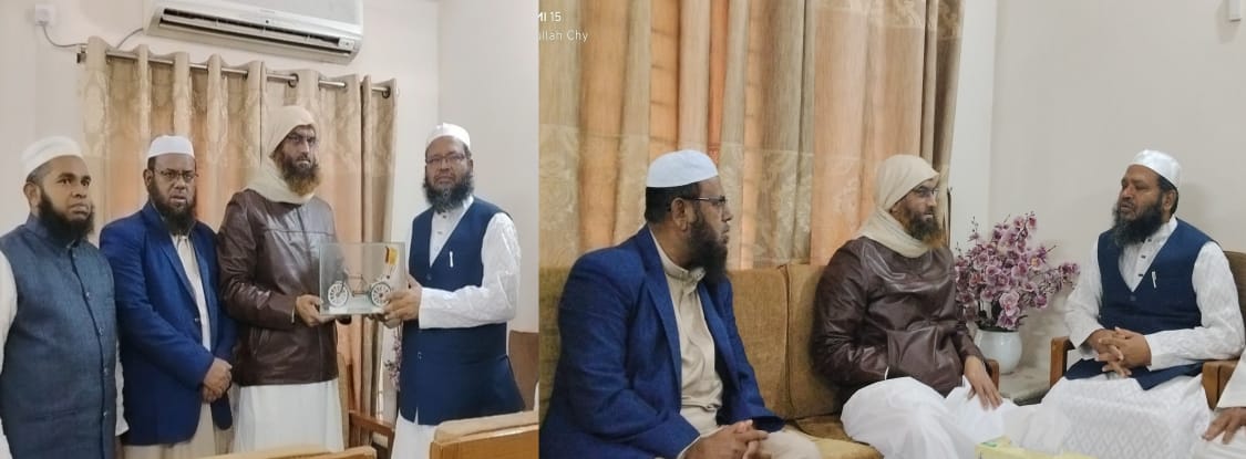 মামুনুল হকের কাছ থেকে রিকশা প্রতীক গ্রহণ করলেন মাওলানা নাছির উদ্দীন মুনির