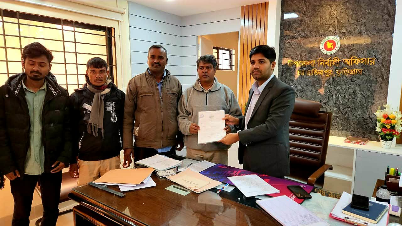 রাজিবপুরে কুড়িগ্রাম-৪ আসনে বাসদ (মার্কসবাদী) মনোনীত প্রার্থী রাজু আহমেদের মনোনয়নপত্র সংগ্রহ