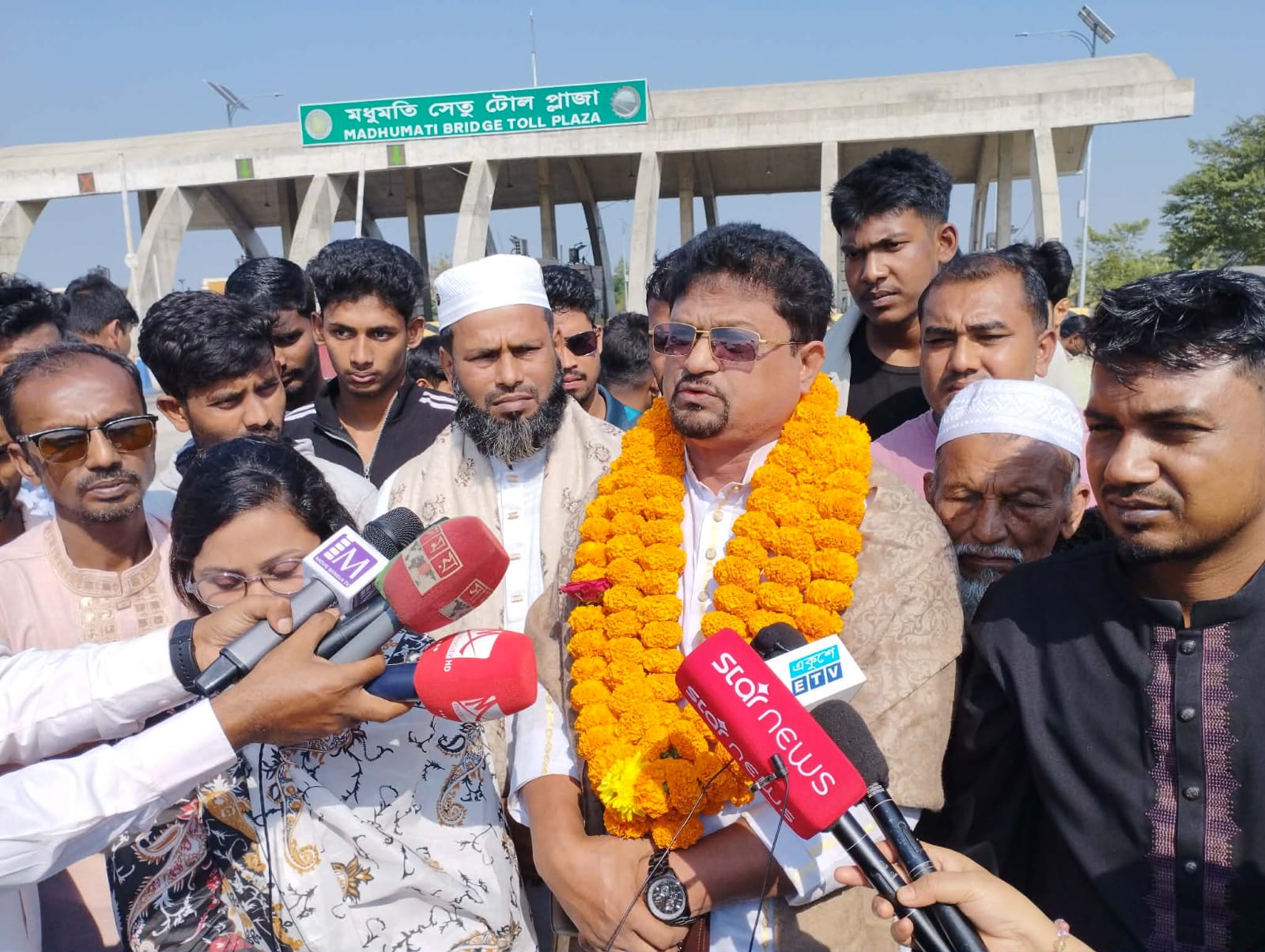 নড়াইল-২ আসনে গণঅধিকারের এমপি প্রার্থী নূর ইসলামকে ফুলেল শুভেচ্ছা
