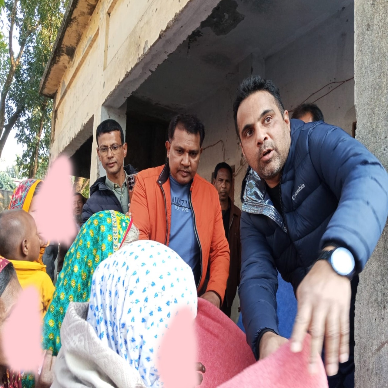 আটোয়ারীতে শীতার্ত মানুষের মাঝে ঢাকাস্থ পঞ্চগড় জেলা সমিতির কম্বল বিতরণ