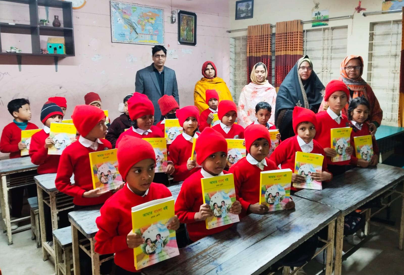 চাঁপাইনবাবগঞ্জ মডেল স্কুলে আনুষ্ঠানিকতা ছাড়াই শিক্ষার্থীদের হাতে নতুন বই