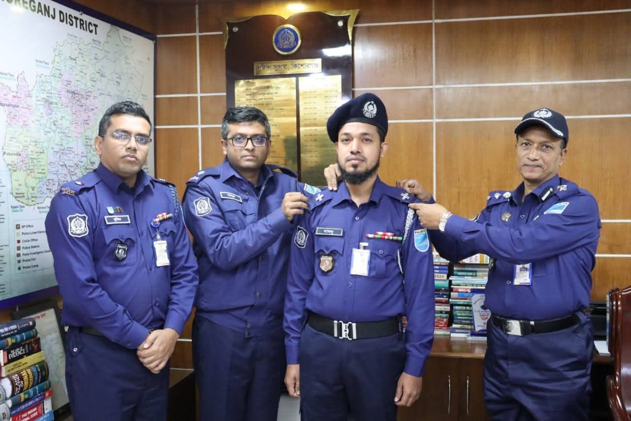 কিশোরগঞ্জ জেলা পুলিশের অধস্তন কর্মকর্তাদের পদোন্নতি উপলক্ষে র‍্যাংক ব্যাজ পরিধান অনুষ্ঠান