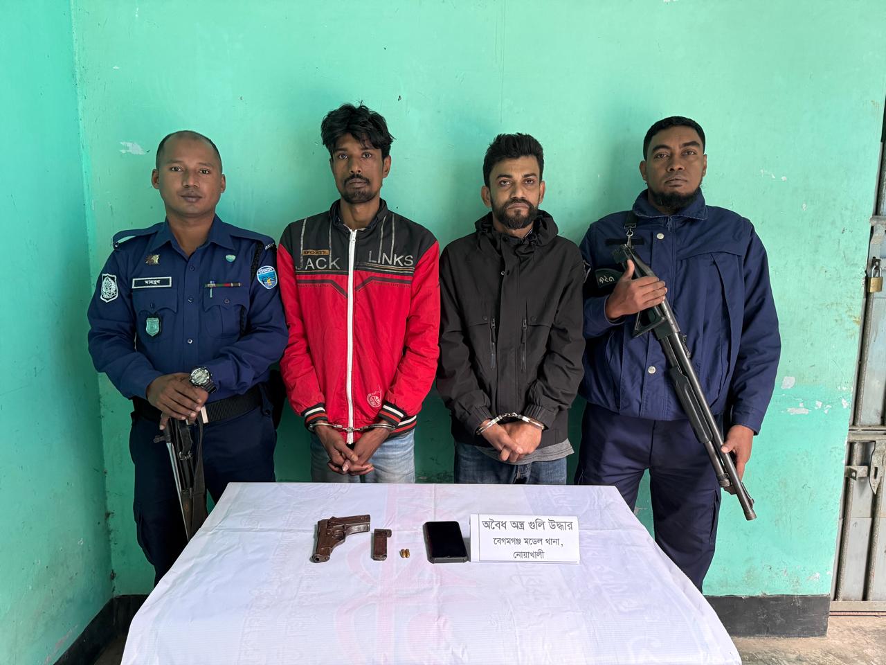 নোয়াখালীর বেগমগঞ্জে আবাসিক হোটেল থেকে বিদেশী পিস্তল সহ ২ আসামী গ্রেফতার