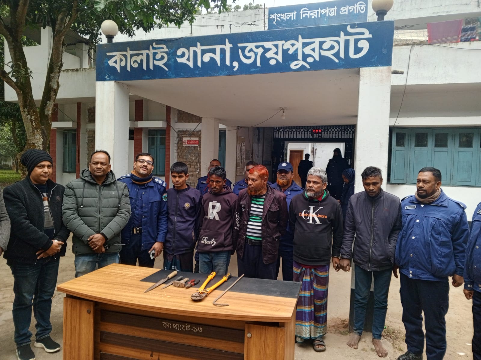 কালাইয়ে ডাকাতি ও হত্যাচেষ্টার ঘটনায় আন্তঃজেলা ডাকাত দলের ৫ সদস্য গ্রেপ্তার
