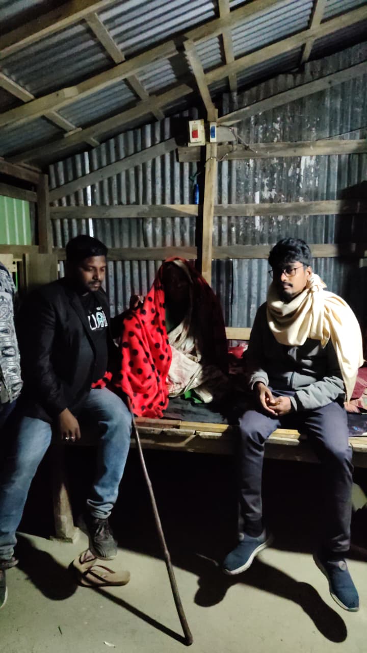 দক্ষিণ রাওঘায় অসহায় বৃদ্ধার পাশে স্বপ্নছোঁয়া স্বেচ্ছাসেবী সংগঠন