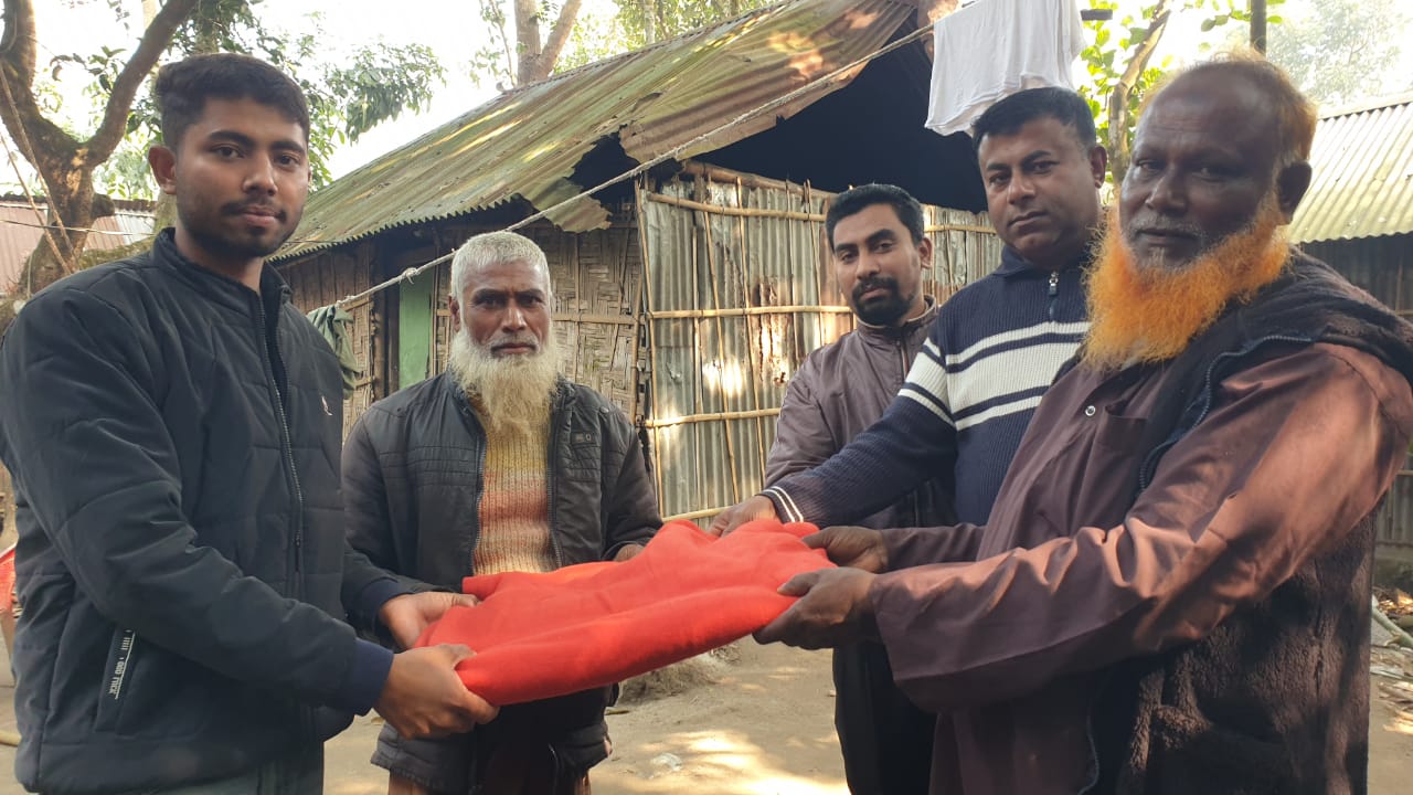 ঠাকুরগাঁওয়ে শীতার্তদের মাঝে শীতবস্ত্র বিতরণ করেছে আটরশি বিশ্ব জাকের মঞ্জিল রুহিয়া কর্মী গ্রুপ।