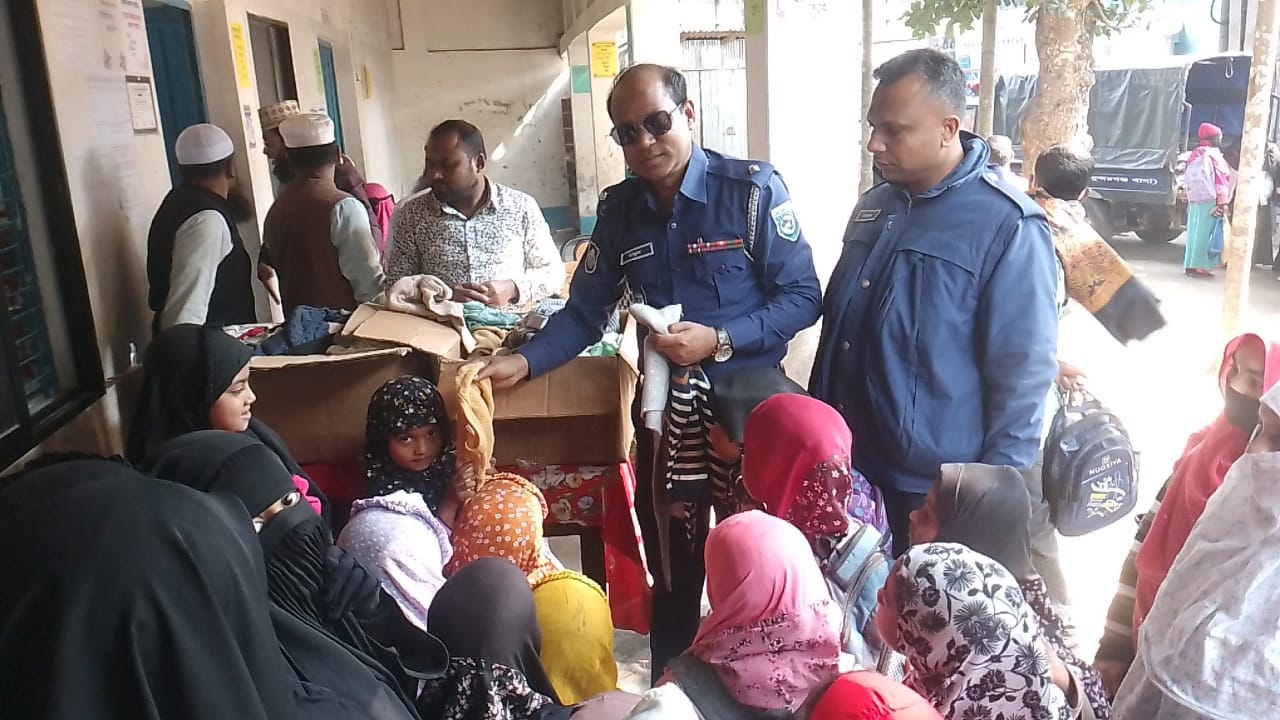 সুন্দরগঞ্জে মাদ্রাসা শিক্ষার্থীদের মাঝে থানা পুলিশের শীত বস্ত্র বিতরণ