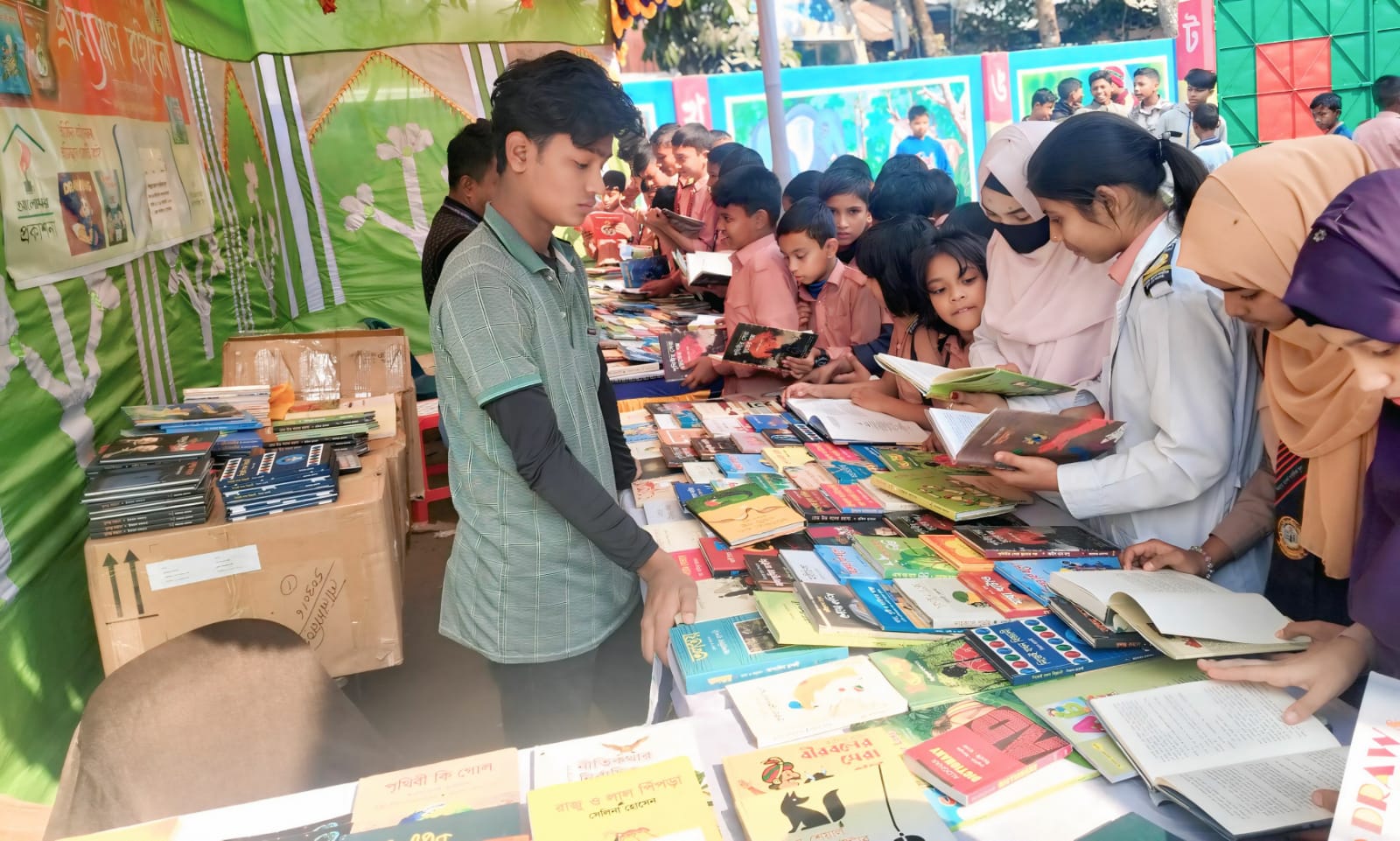 শিবরাম আদর্শ পাবলিক স্কুল প্রাঙ্গণে দুই দিনব্যাপী বইমেলা অনুষ্ঠিত