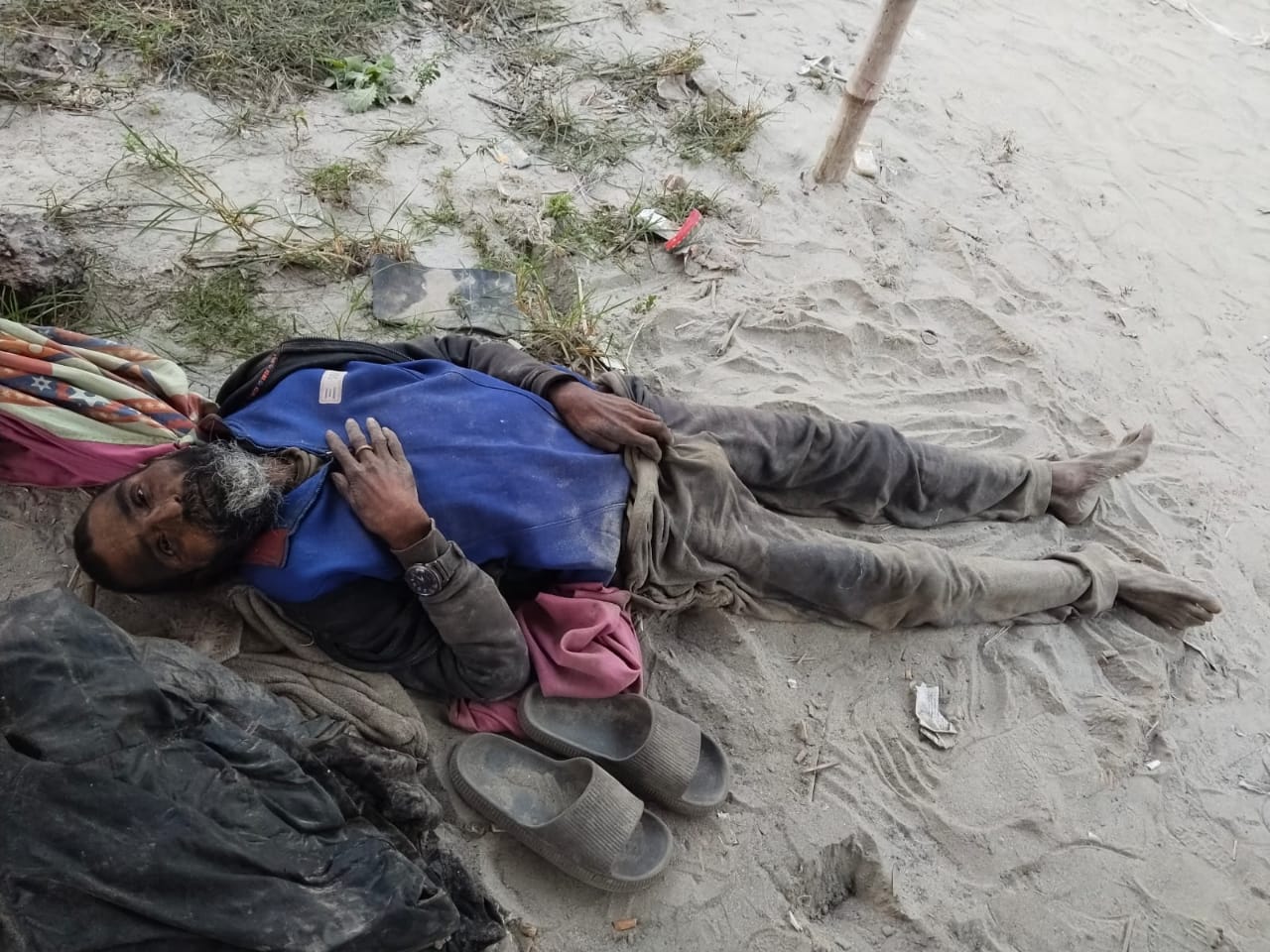 টুঙ্গিপাড়ায় চায়ের দোকানে অজ্ঞাত ব্যক্তির রহস্যজনক মৃত্যু