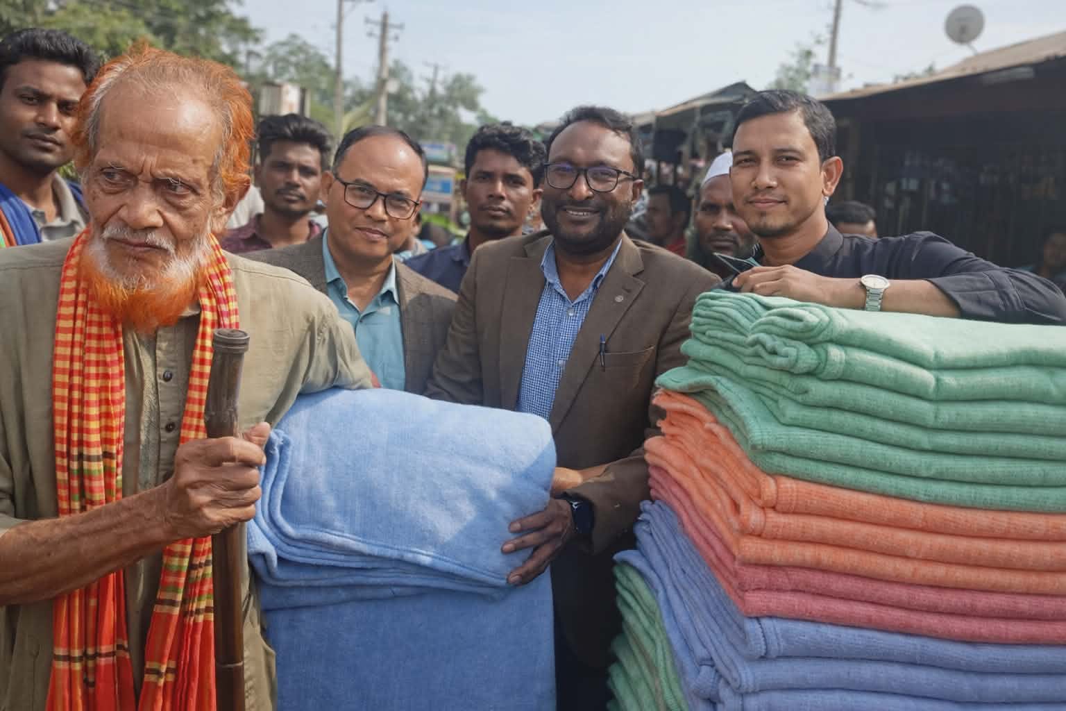 নালিতাবাড়ীতে শীতার্ত মানুষের মুখে হাসি ফোটাল কম্বল বিতরণ