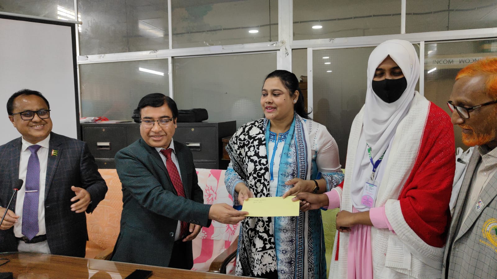 নবাবগঞ্জ সরকারি মহিলা কলেজে দরিদ্র ও মেধাবী শিক্ষার্থীদের মেধা বৃত্তি প্রদান