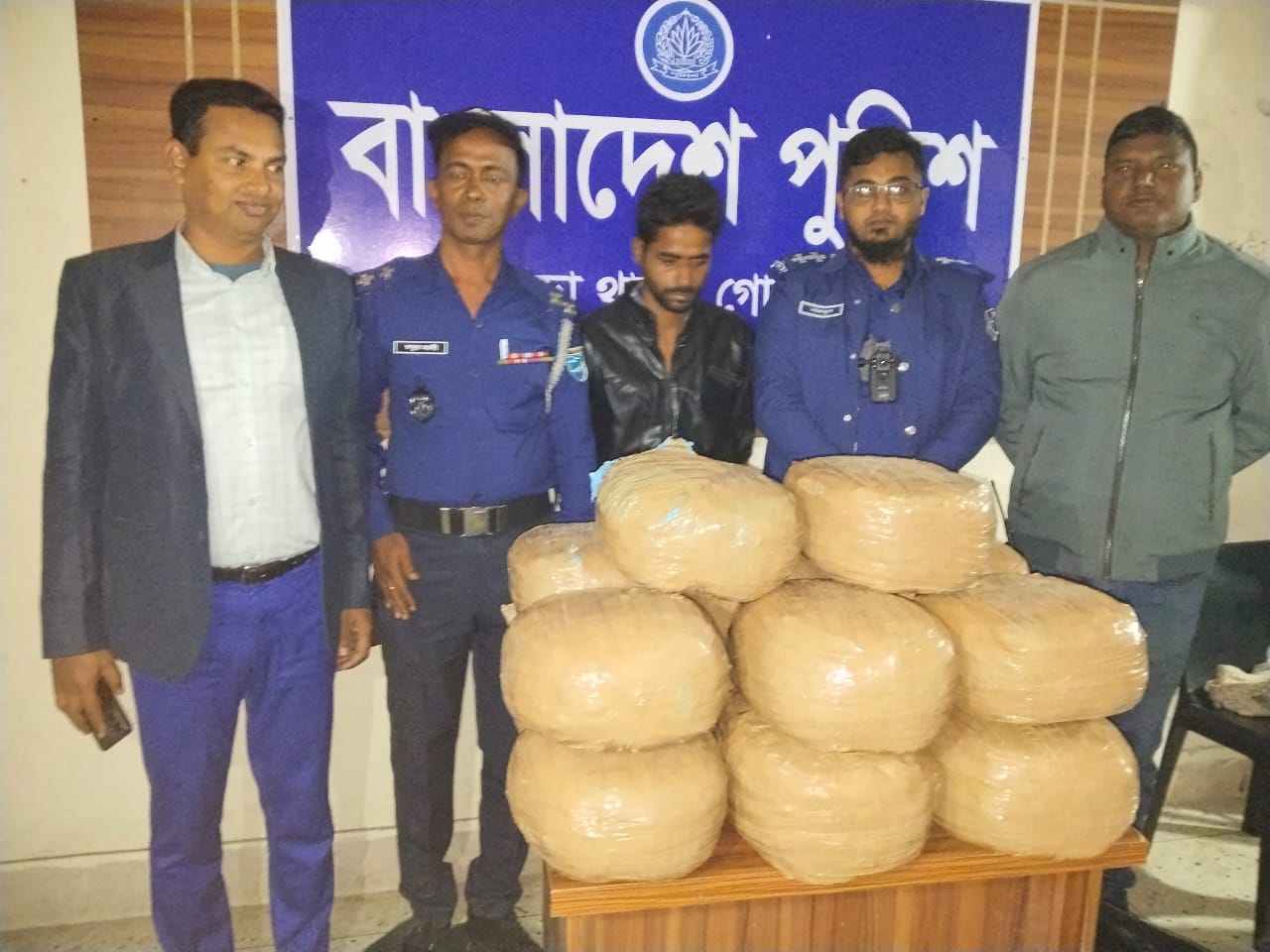 ঢাকা থেকে ছেড়ে আসা ওয়েলকাম পরিবহনে অভিযান: বিপুল পরিমাণ গাঁজাসহ এক আসামি গ্রেফতার