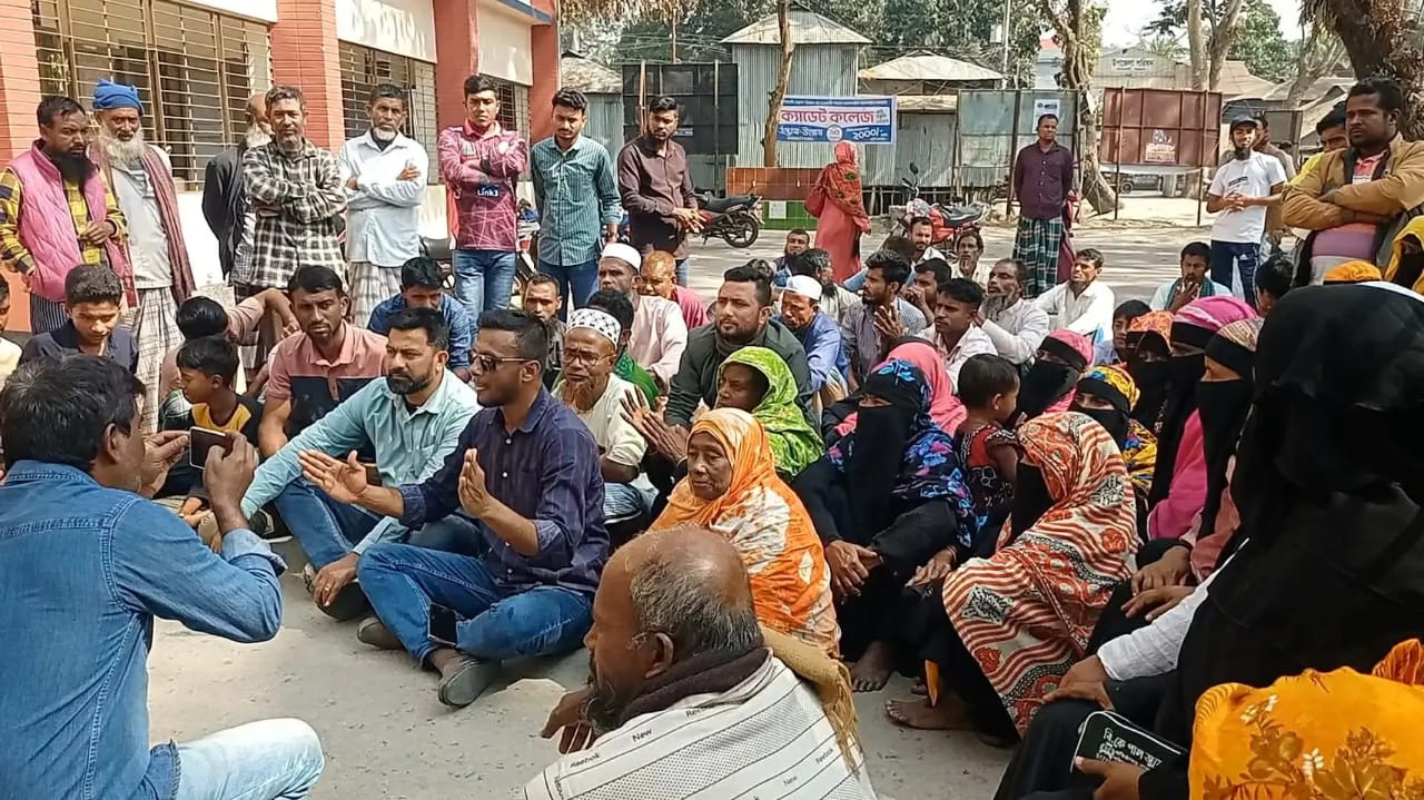 আমতলীতে ভুমি অফিসের ড্রাইভারের নামে খালের জমি বন্দোবস্ত বাতিলের দাবীতে এলাকাবাসীর অবস্থান ও বিক্ষোভ মিছিল