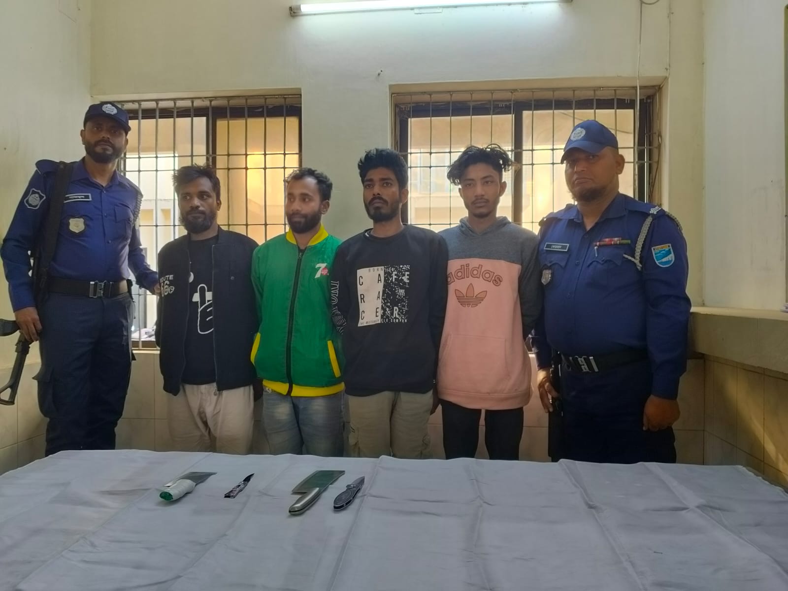 গোপন সংবাদের ভিত্তিতে কিশোরগঞ্জে পুলিশের অভিযান, দস্যুতা প্রস্তুতিকালে আটক ৪