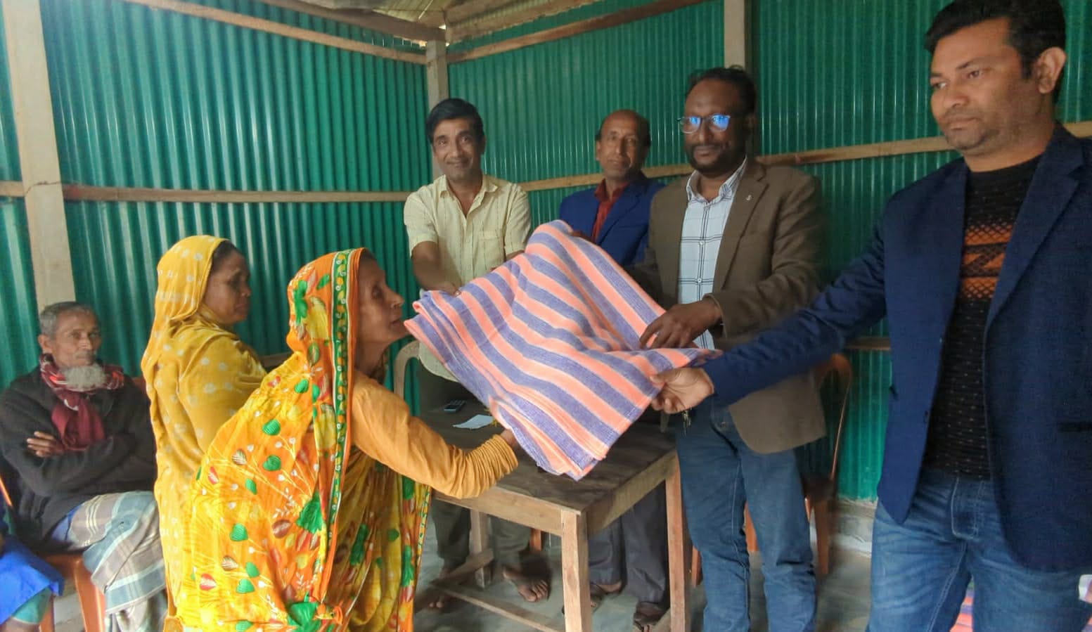 শীতার্ত মানুষের উষ্ণতায় নালিতাবাড়ীতে কম্বল বিতরণ