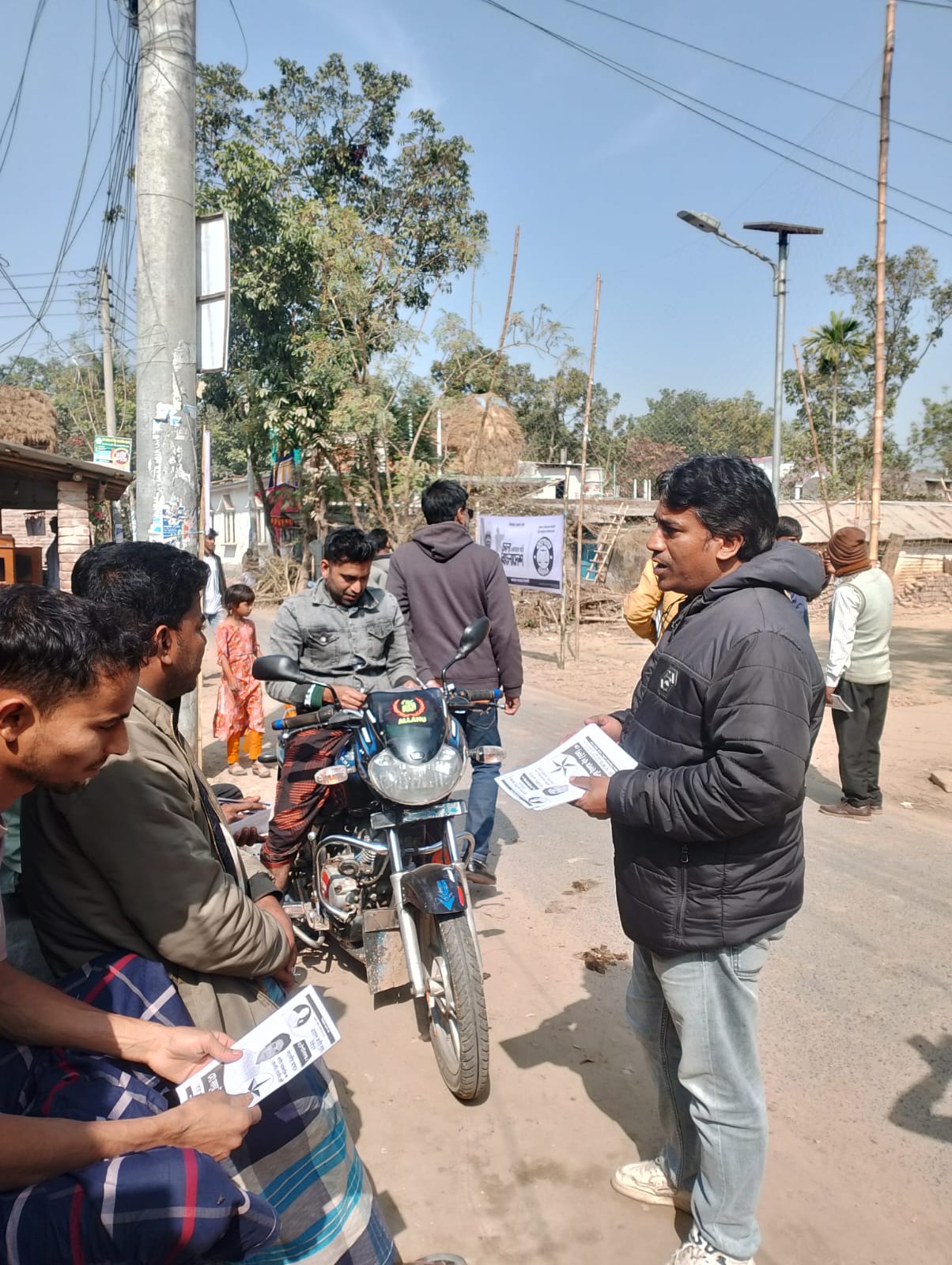 চাঁপাইনবাবগঞ্জ সদর উপজেলায় চরঅনুপনগর ইউনিয়নের জেএসডির প্রার্থী সুমনের তারা প্রতীকের গণসংযোগ