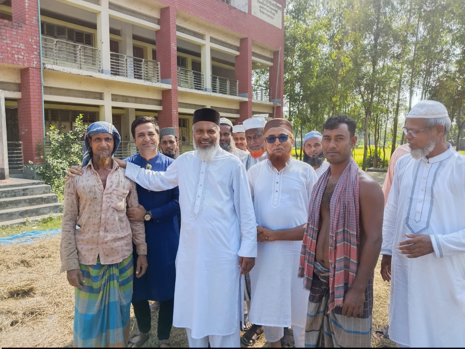 ভোটারদের দ্বারেদ্বারে ভোট প্রার্থনা করছেন ড.ছামিউল হক ফারুকী