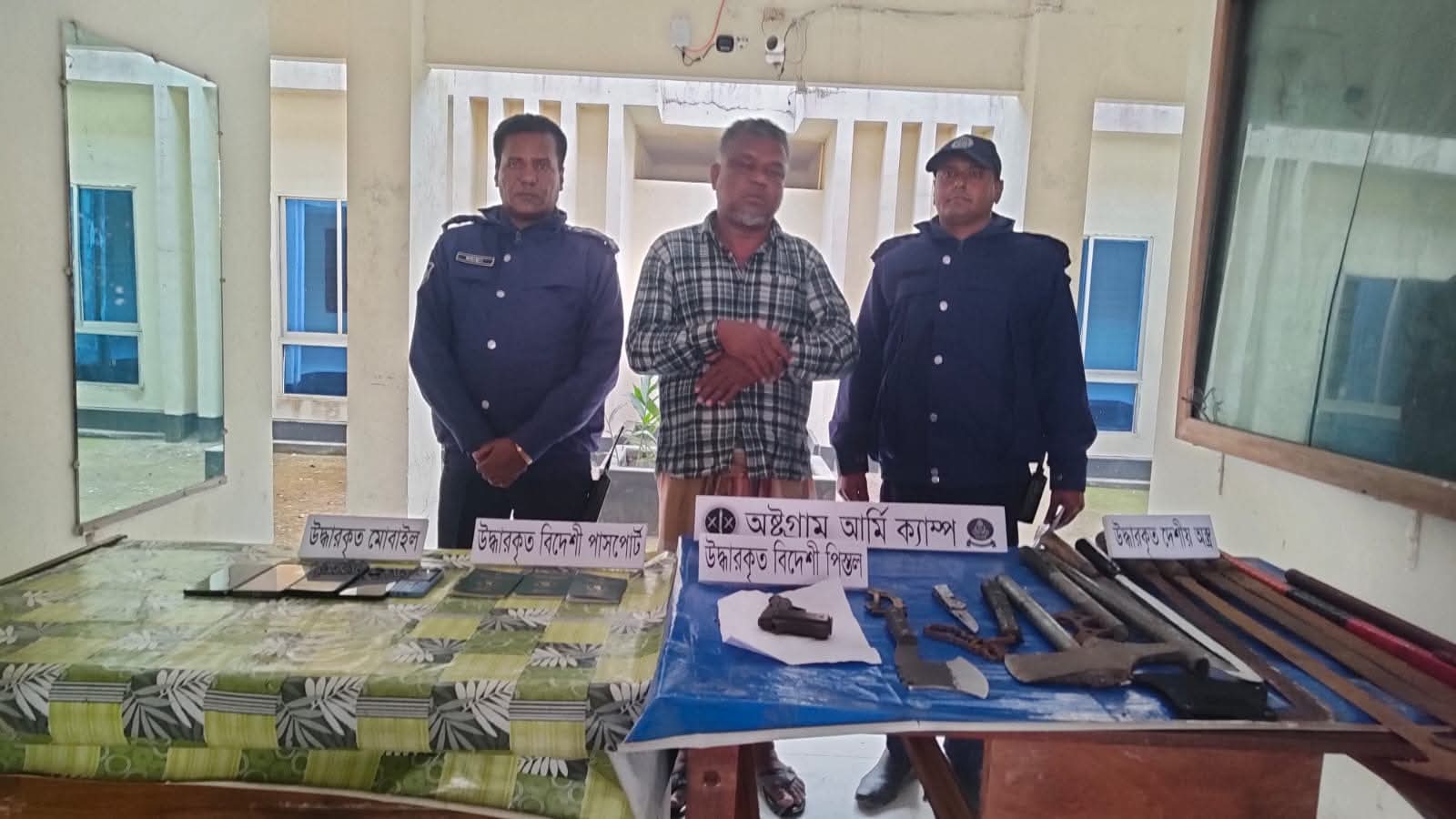 অষ্টগ্রামে যৌথ অভিযানে আগ্নেয়াস্ত্রসহ বিপুল দেশীয় অস্ত্র জব্দ