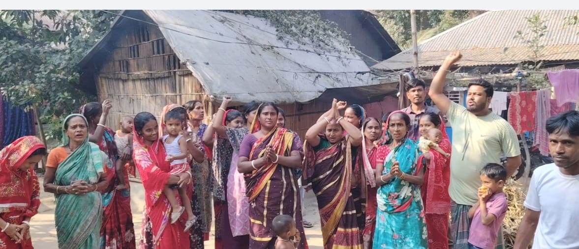 কোটালিপাড়ায় চলাচলের পথ বন্ধ, গৃহবন্দী ৩০-৩৫ পরিবার