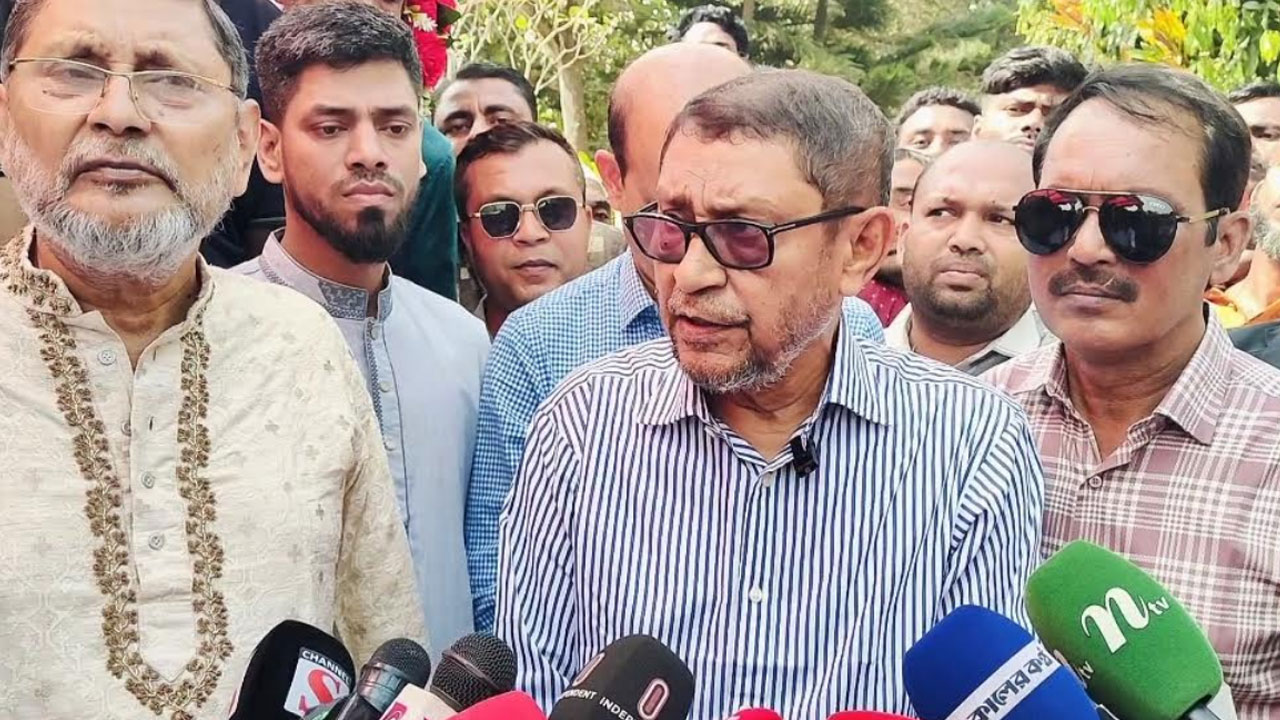 নরসিংদীতে ‘মানুষকে ডাক্তারের পেছনে ঘুরতে হবে না, ডাক্তার মানুষের পেছনে ঘুরবে’