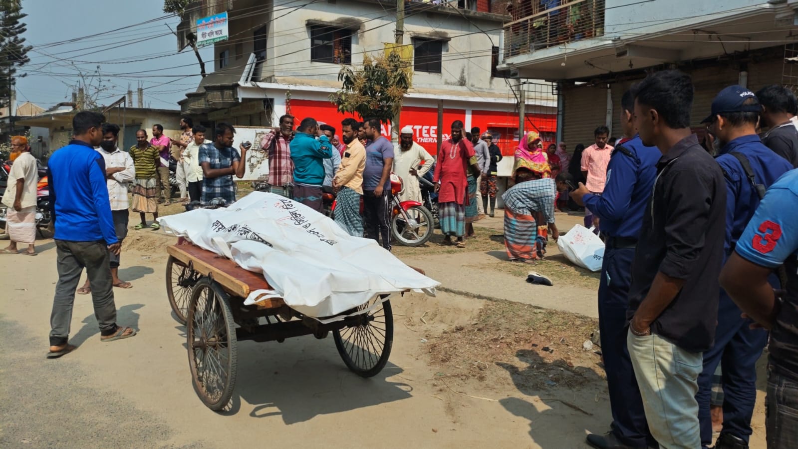 রাইডারের কাপড়ের ব্যাগই কেড়ে নিল দুই প্রাণ: বিরামপুরে মর্মান্তিক সড়ক দুর্ঘটনা
