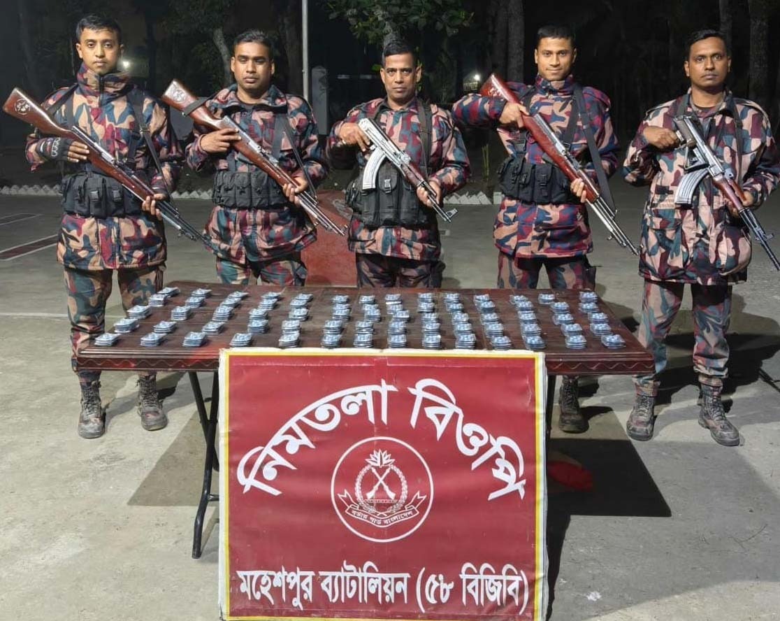 মহেশপুর সীমান্তে বিজিবির অভিযানে মাদক ও ভারতীয় ওষুধ জব্দ, আটক ১