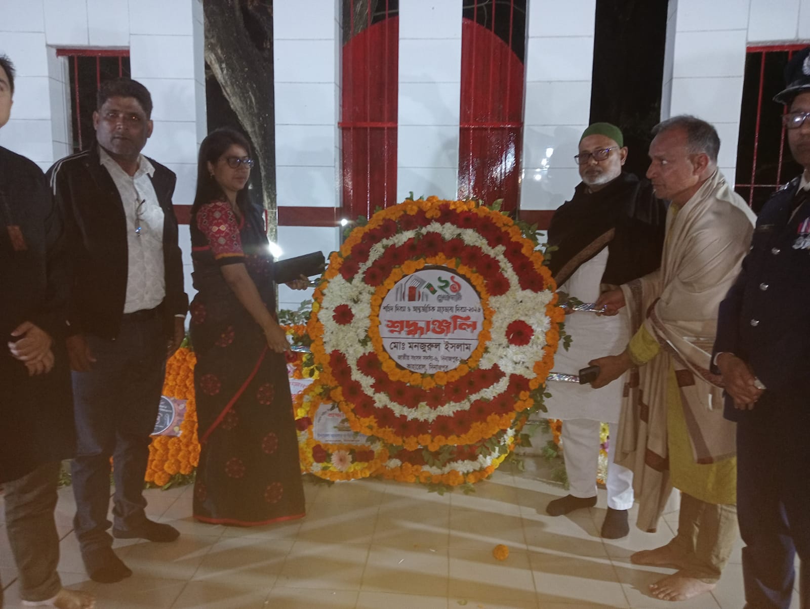 কাহারোলে ভাষা শহীদ দের প্রতি পুষ্প স্তবকের মাধ্যমে শ্রদ্ধা নিবেদন করেন –এম পি মোঃ মনজুরুল ইসলাম।