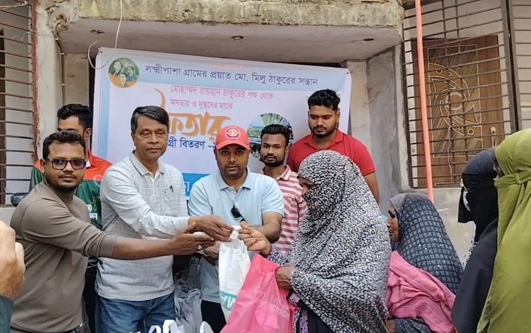 প্রবাসী রায়হান ঠাকুরের পক্ষ থেকে অসহায়দের মাঝে ইফতার সামগ্রী বিতরণ