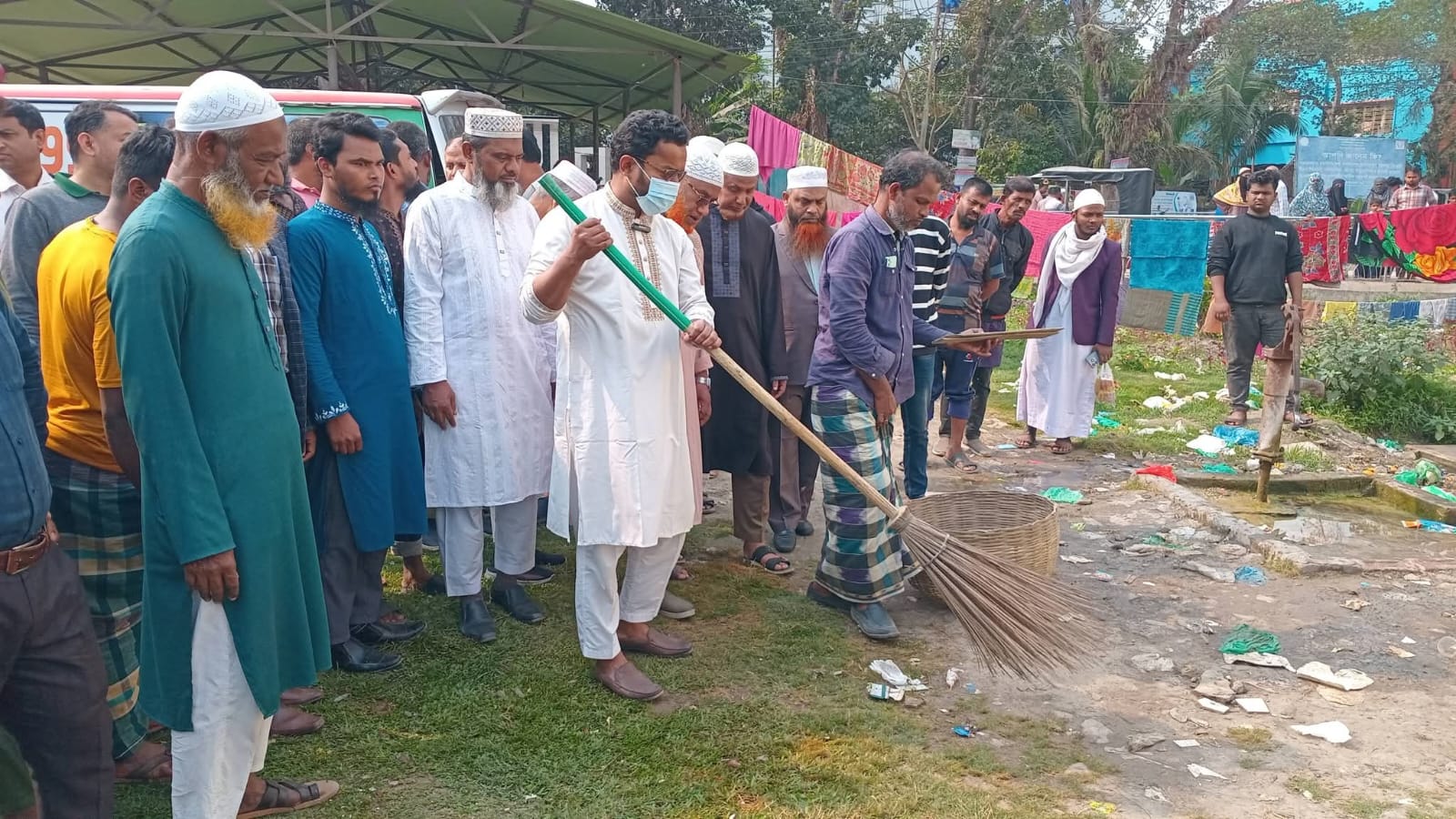নড়াইলে হাসপাতালে পরিস্কার পরিচ্ছন্নতা কার্যক্রমের উদ্বোধন করলেন এমপি
