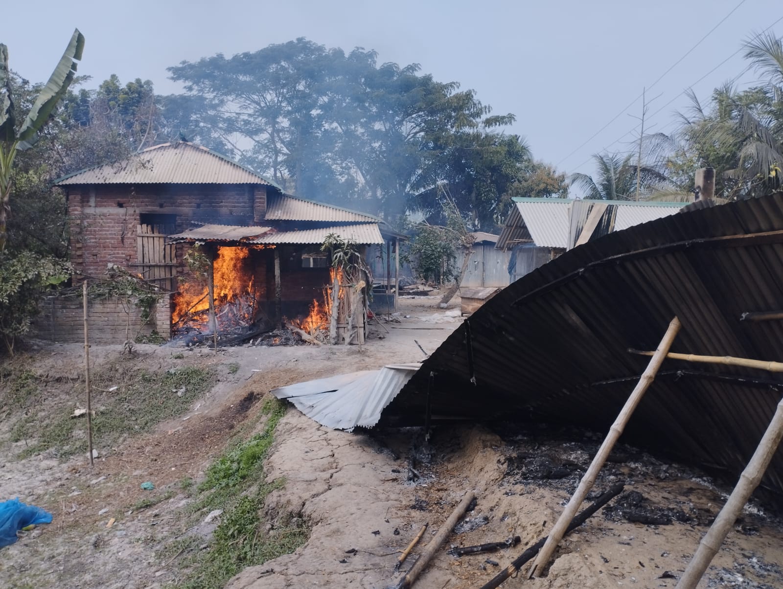বাঁচার জন্য ৪ কিলোমিটার দূরে বাড়ি বানাইছি, তাও বাচতি দেল না
