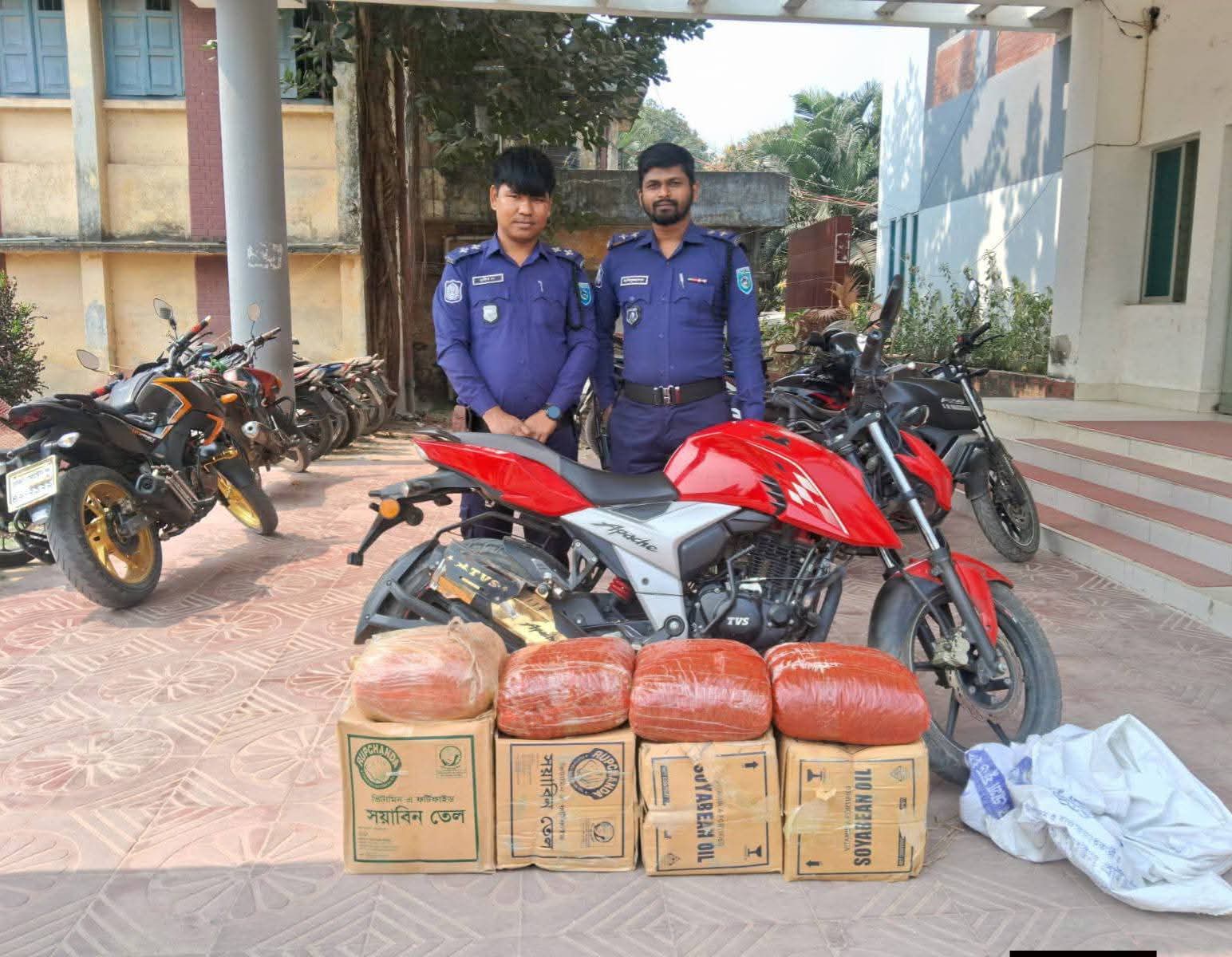 গাইবান্ধার গোবিন্দগঞ্জে পুলিশের অভিযানে ২০ কেজি গাঁজাসহ মোটরসাইকেল জব্দ,