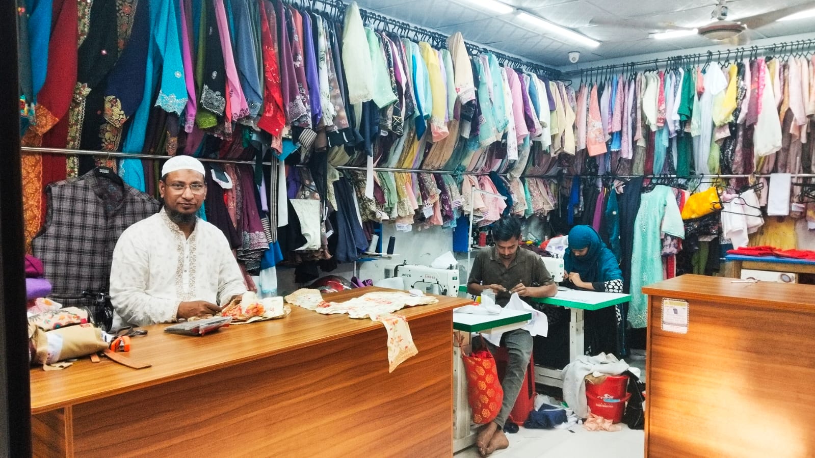চাঁপাইনবাবগঞ্জে পবিত্র ঈদুল ফিতর ঈদ সামনে রেখে ব্যস্ত দর্জিরা