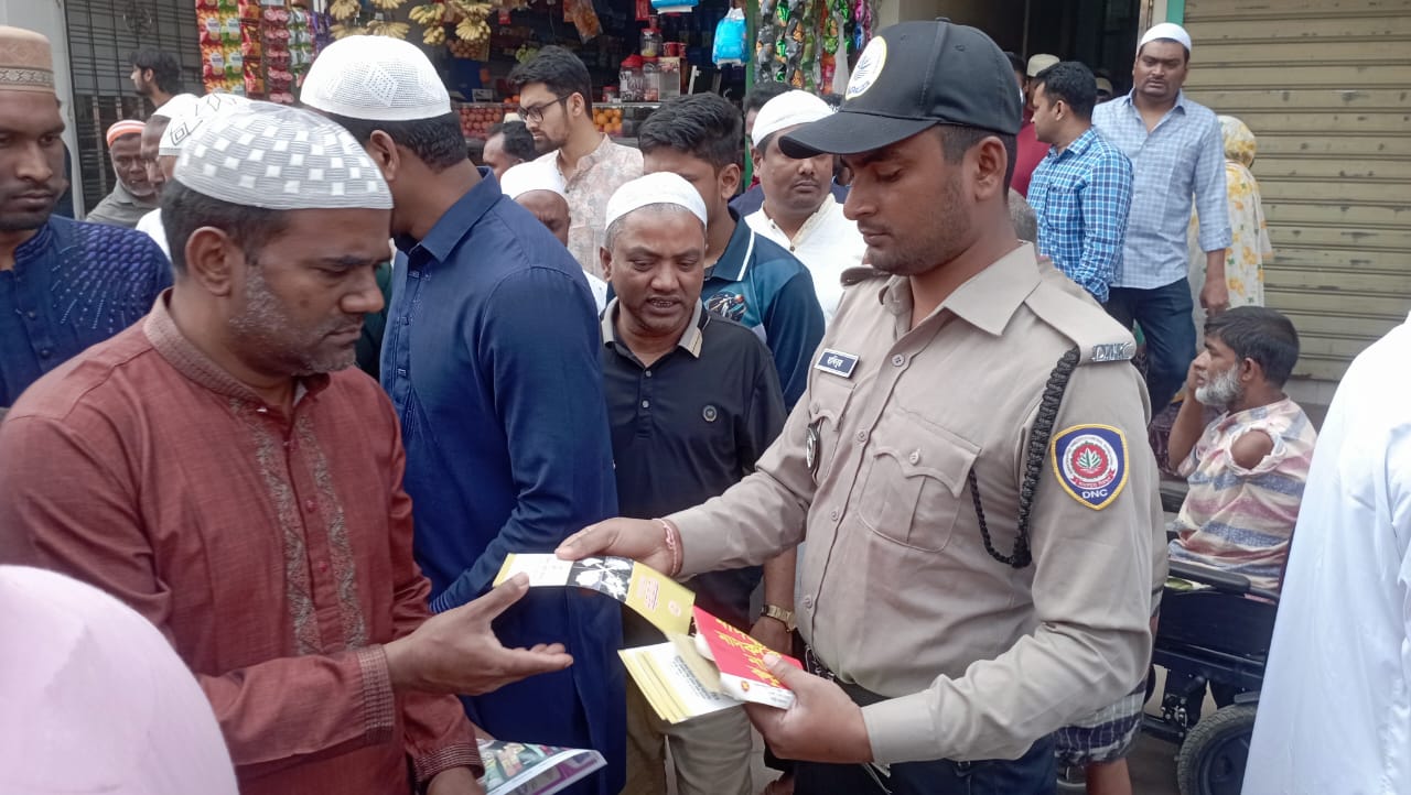 চাঁপাইনবাবগঞ্জে ডিএনসির উদ্যোগে জনসাধারণের মাঝে মাদকবিরোধী লিফলেট বিতরণ