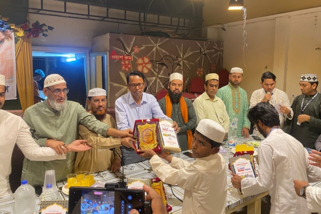 হাটহাজারীতে তারুণ্যের আলো’র উদ্যোগে হাফেজ উৎসব, সম্মাননা ও ইফতার মাহফিল অনুষ্ঠিত