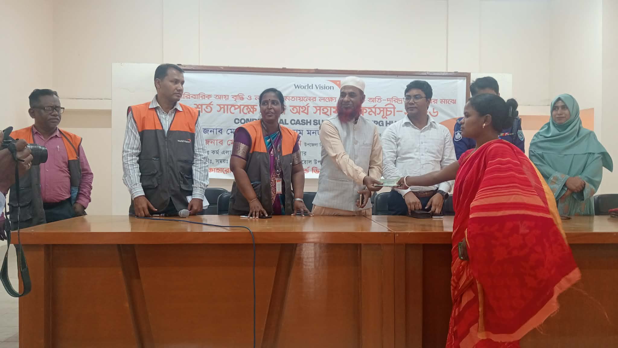 কাহারোলে ওয়ার্ল্ড ভিশনের উদ্যোগে নগদ অর্থ সহায়তা প্রদান।।