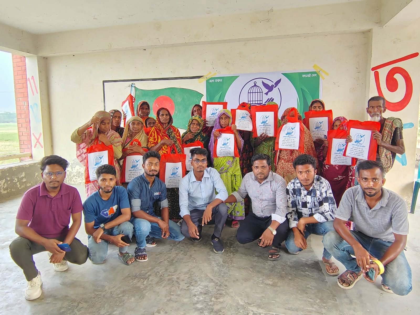 আমতলীতে অসহায় নারীদের মাঝে স্বপ্ন ছোঁয়া স্বেচ্ছাসেবী যুব সংগঠনের ঈদ বস্ত্র বিতরণ