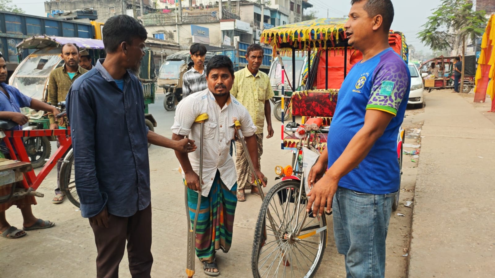 এক পায়ে ভর করেই সংসার, বাসের চাপে রিকশা নষ্ট—মাসুদের পাশে দাঁড়াল মানুষ