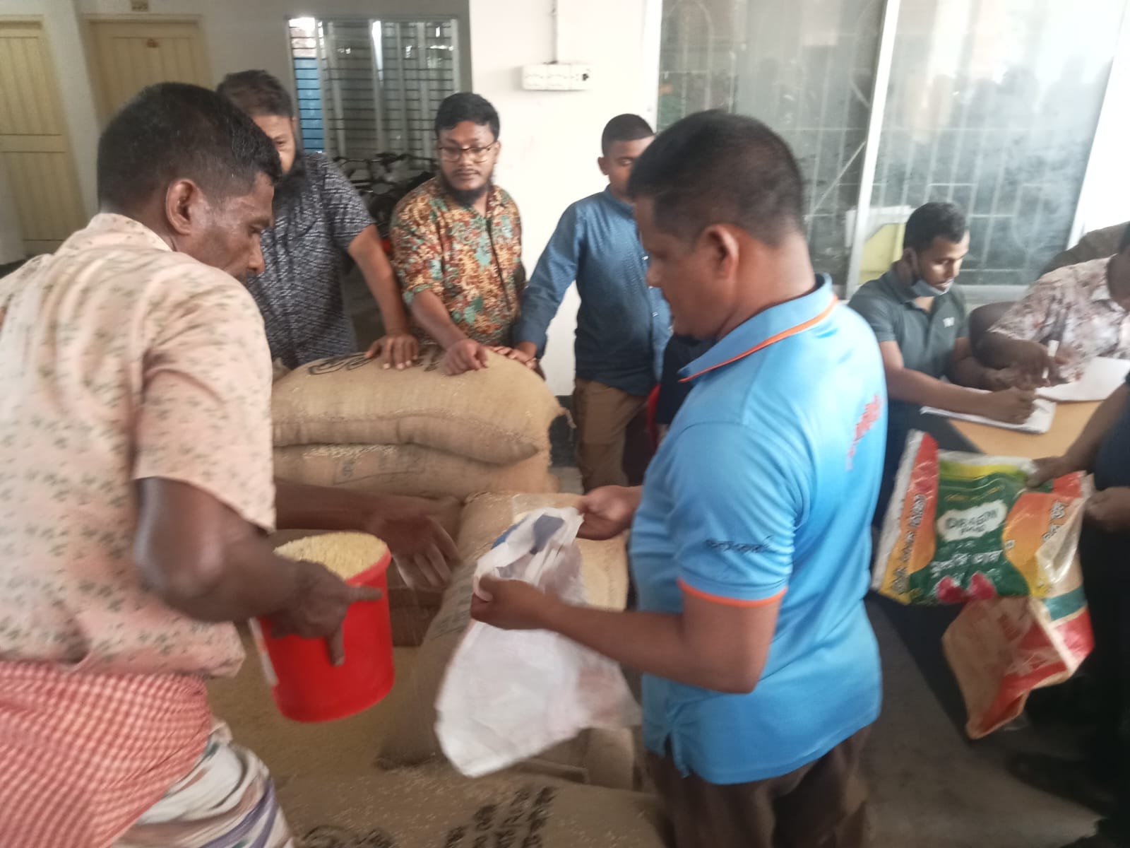গোপালগঞ্জ পৌরসভায় হতদরিদ্রদের মাঝে ঈদ উপহারের ১০ কেজি চাল বিতরণ।