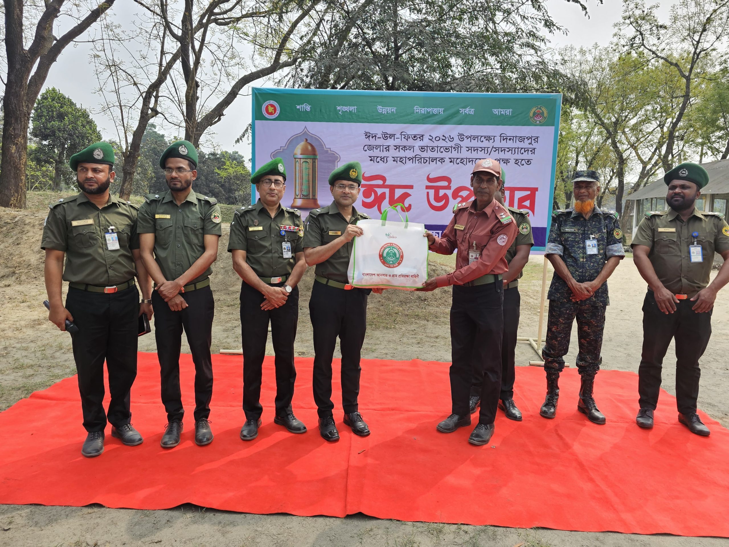 ঈদ-উল ফিতর ২০২৬ উপলক্ষে দিনাজপুরে ভাতাভোগী আনসার ও ভিডিপি সদস্যদের মাঝে ঈদ উপহার বিতরণ