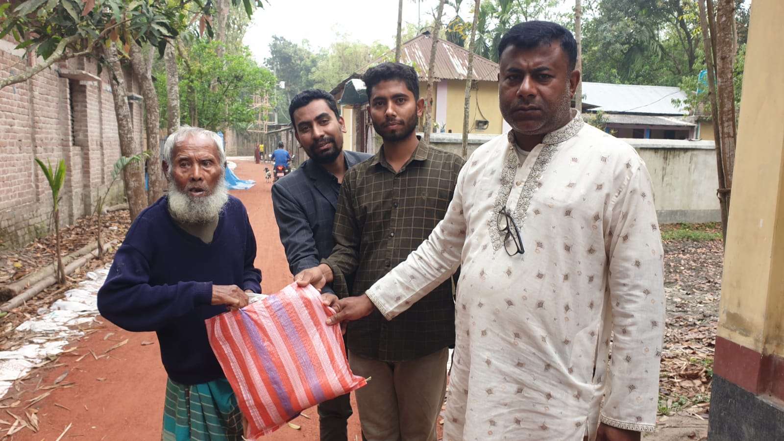 ঠাকুরগাঁওয়ে আটরশি কর্মী গ্রুপের উদ্যোগে দুস্থ ও অসহায় মানুষের মাঝে ঈদ সামগ্রী বিতরণ