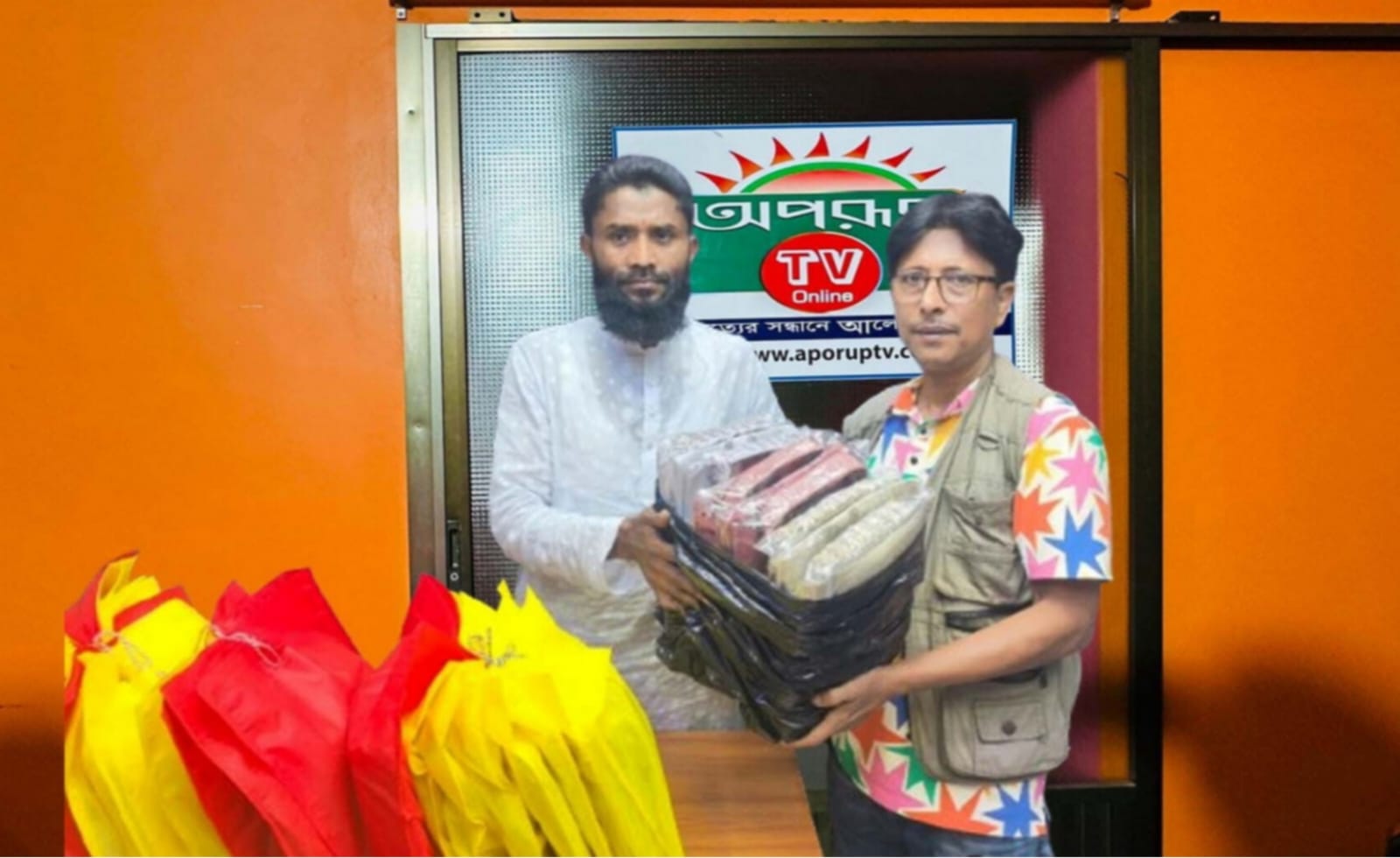 অপরূপ টিভির ৪০ জন সংবাদকর্মীকে ঈদ বস্ত্র উপহার দিলেন কাউন্সিলর পদপ্রত্যাশী মোঃ হোসেন জামান