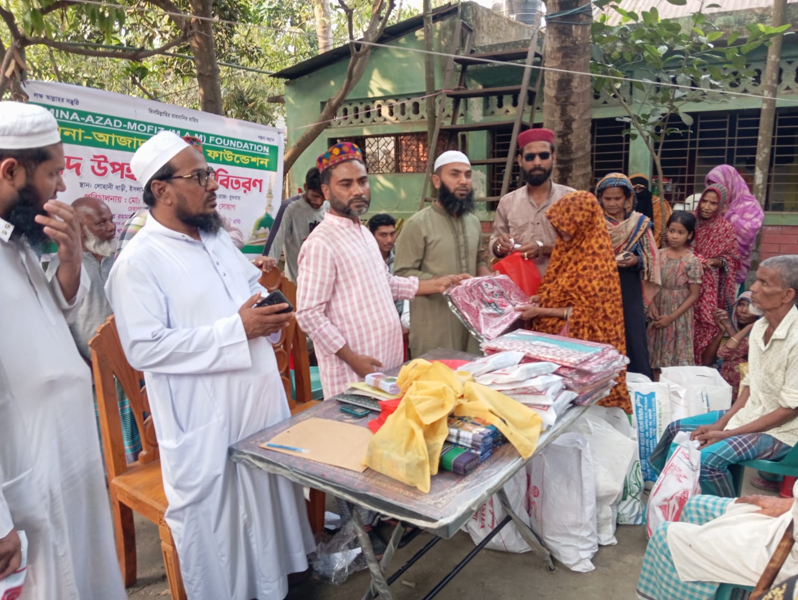 ইসলামপুরে মিনা- আজাদ- মফিজ ফাউন্ডেশনের ঈদ উপহার সামগ্রী বিতরণ