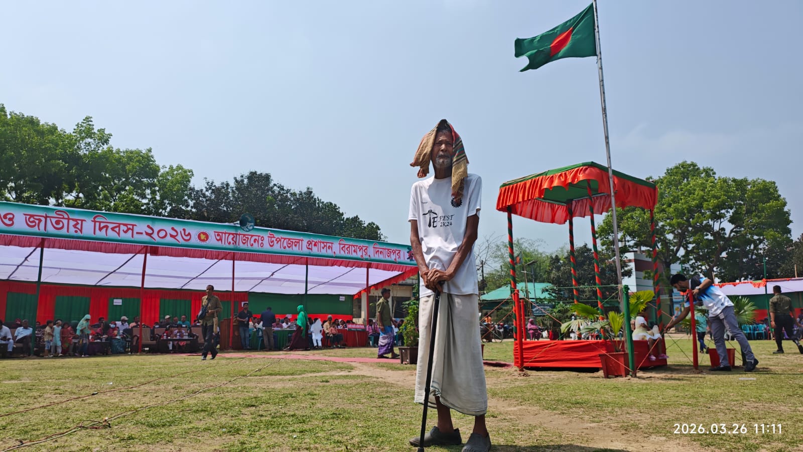 লাঠিতে ভর করে রোদের মধ্যে দাঁড়িয়ে স্বাধীনতার গল্প শোনার আকাঙ্ক্ষা—বিনয় মহন্তের দেশপ্রেমে আবেগাপ্লুত বিরামপুর
