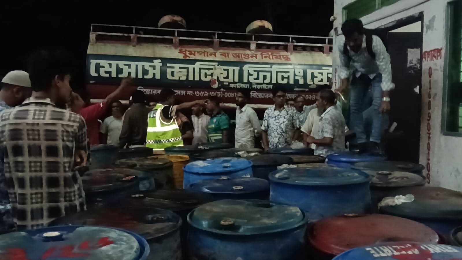 নড়াইলে বেশি লাভের আশায় ডিজেল মজুত: দুই ব্যবসায়ীকে জরিমানা