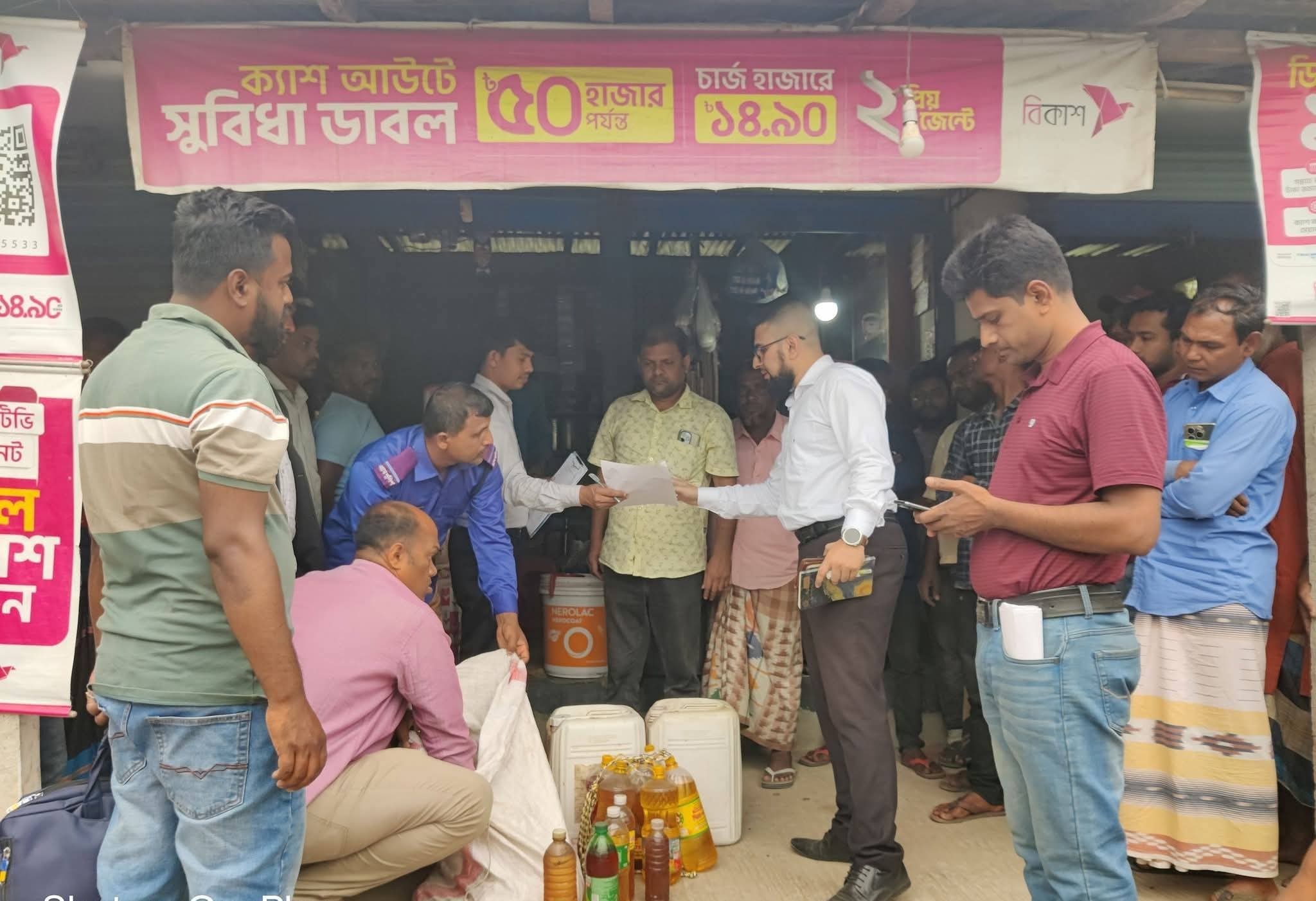 খানসামায় মুদির দোকানে অবৈধভাবে পেট্রোল মজুদ: ১০০.৫ লিটার জব্দ, ব্যবসায়ীকে কারাদণ্ড