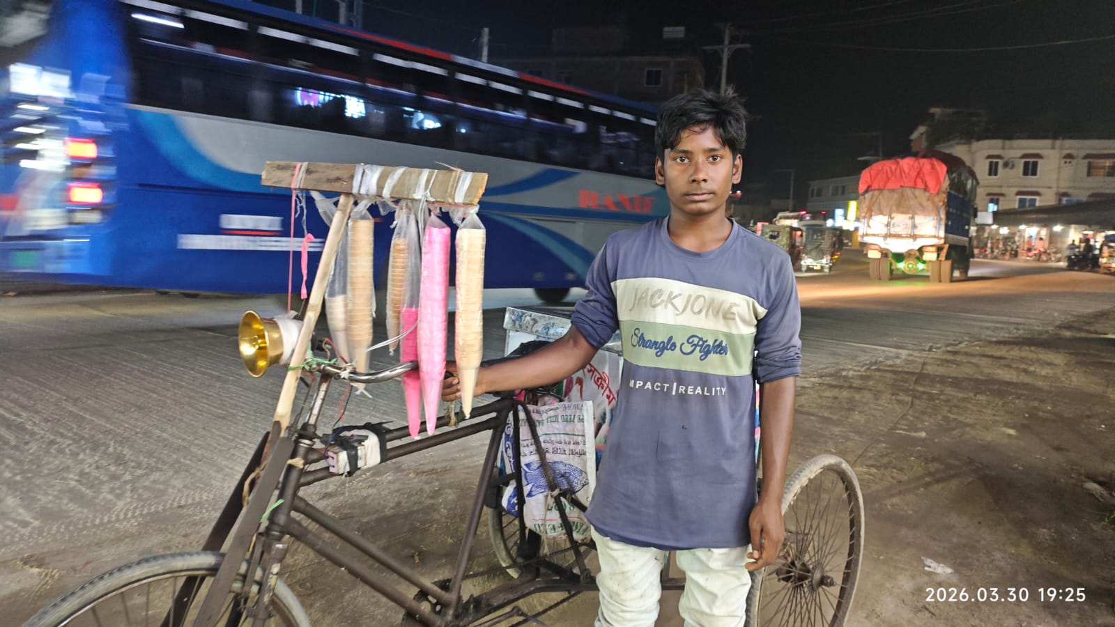 স্কুলের সামনে আইসক্রিম বিক্রি, তবুও বইয়ের টান—শিক্ষায় ফিরতে চায় এতিম মেহেদী
