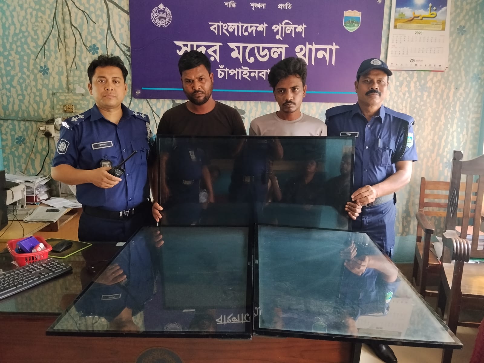 চাঁপাইনবাবগঞ্জে স্কুলের চুরি হওয়া ৩টি ৪০ ইঞ্চি স্মার্ট টিভি উদ্ধার, গ্রেফতার ২