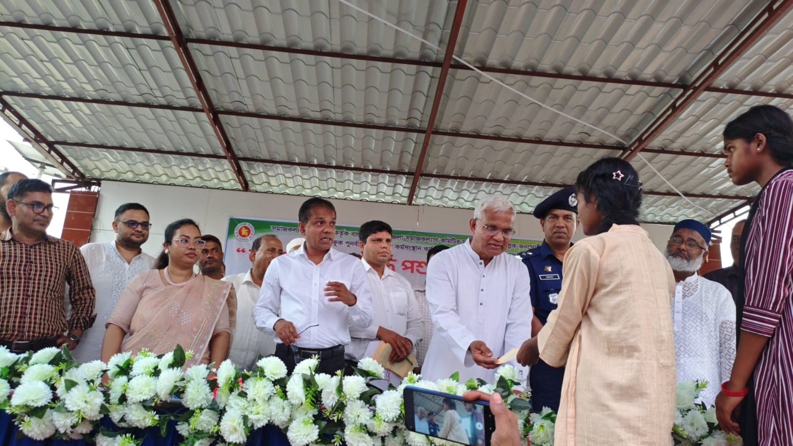 ভিক্ষুক পুনর্বাসনে মানবিক দৃষ্টান্ত স্থাপন: বিরামপুরে মন্ত্রীর উদ্যোগে অনুদান ও গবাদিপশু বিতরণ