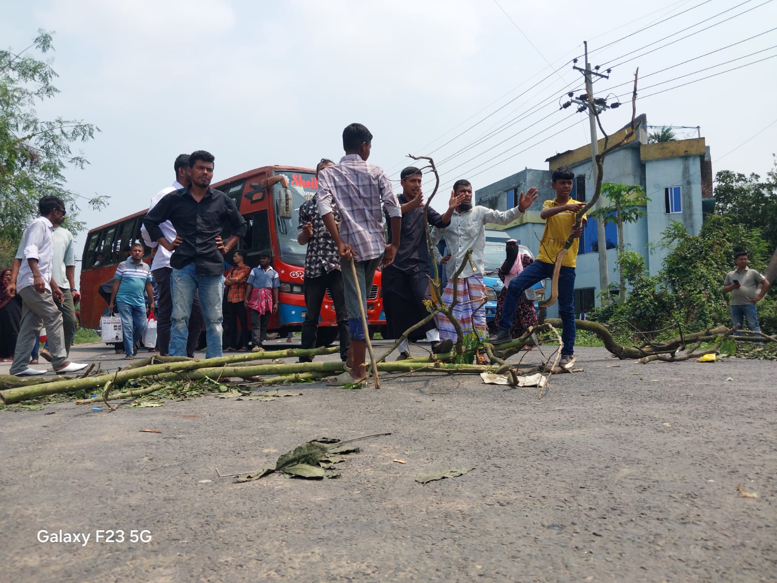 নরসিংদীতে কৃষককে গ্রেপ্তারের প্রতিবাদে ঢাকা-সিলেট মহাসড়ক অবরোধ
